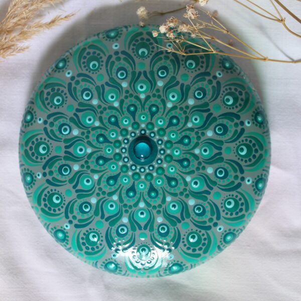 Harmonisches Mandala-Muster mit feinen Punkten und Linien