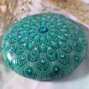 Handbemalter Mandala-Stein in Türkisgrün – jedes Detail von Hand gemalt