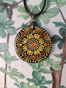 "Sonnenspirale": Handbemalte Holz-Mandala-Halskette mit filigraner Punktmalerei und Glitzersteinchen