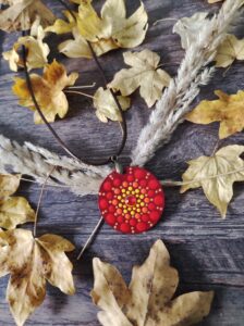 "Herzenergie": Handbemalte 4 cm Holz-Mandala-Halskette in leuchtendem Rot