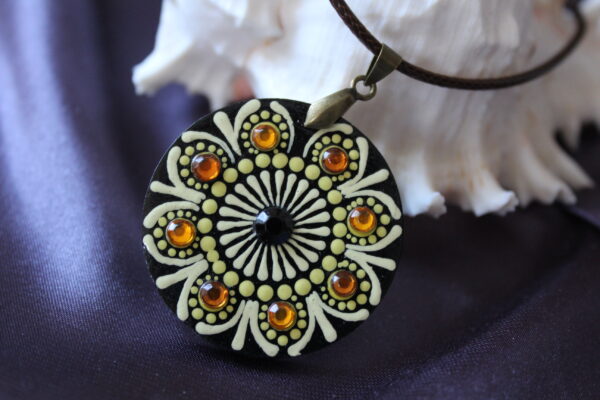"Nachtblüte": Handbemalte 4 cm Holz-Mandala-Halskette in eleganten Schwarz-Gelb-Tönen