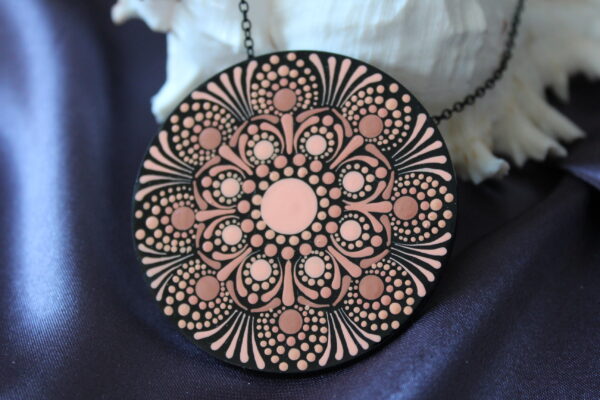 "Puderrosa Harmonie": Handbemalte 6 cm Mandala-Halskette für elegante Akzente