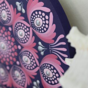 Mandala Wanddekoration mit Blütenmuster und schimmernden Details