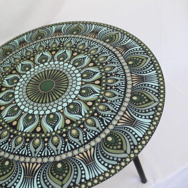 Moderner Beistelltisch mit schwarzen Metallbeinen und harmonischem Design