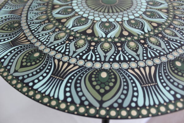 Hochwertige Tischplatte mit feinem Mandala-Muster und glänzendem Lack