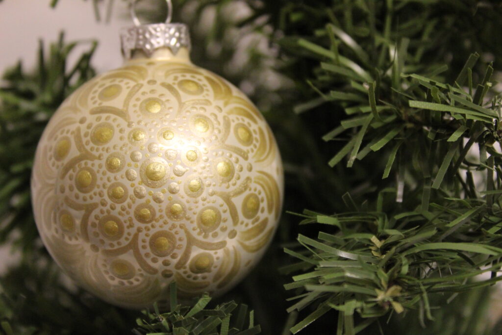 Edle Weihnachtskugel mit feinen Mandala-Details – jedes Muster von Hand und mit viel Liebe gemalt