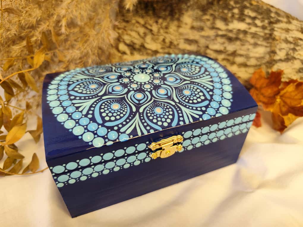 Handbemalte Mandala-Holzbox in Blau und Silber – ein Hauch Wintermagie für besondere Momente